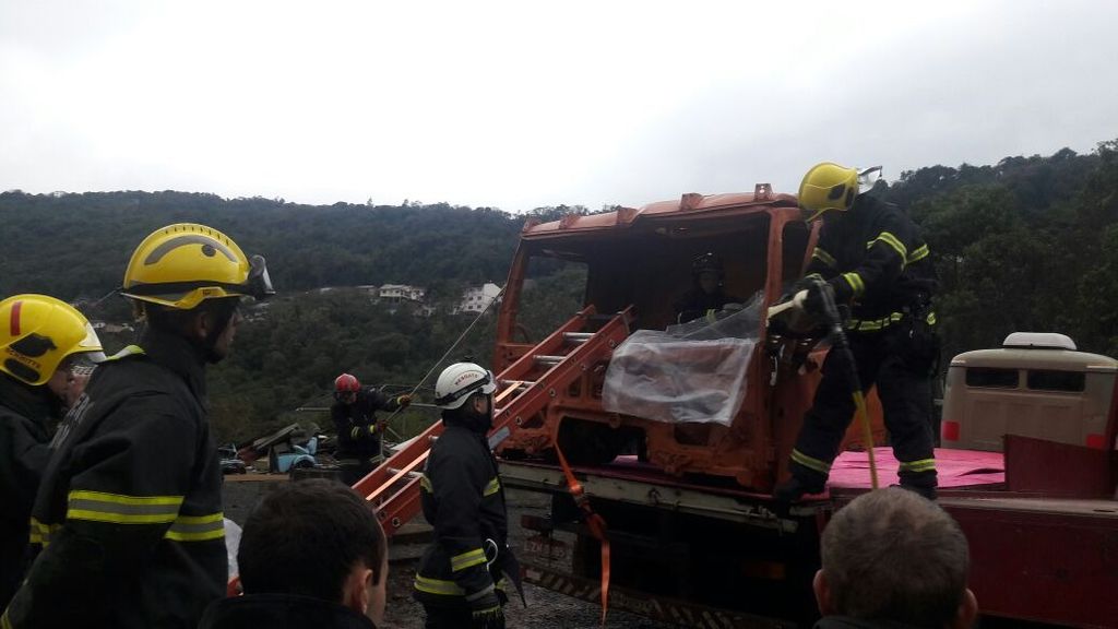 Bombeiros treinam para a seletiva nacional do desafio mundial de resgate veicular