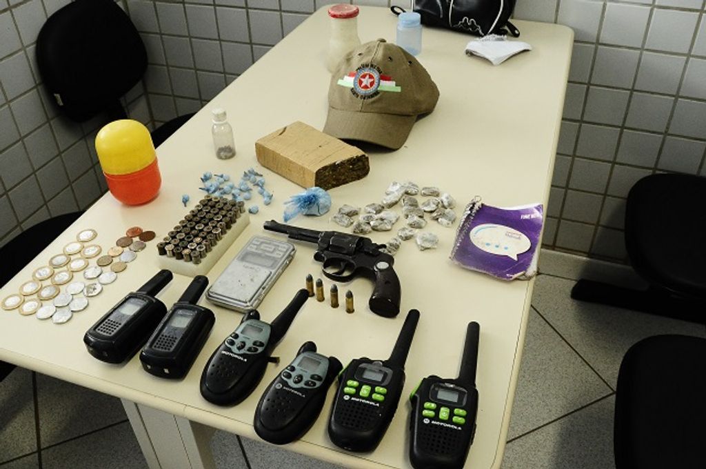 PM apreende drogas, arma, munições e rádios comunicadores em Caçador