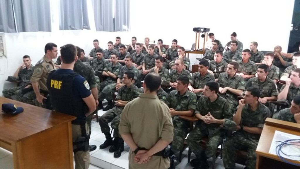 PRF ministra palestra sobre segurança no trânsito para o Tiro de Guerra de Joaçaba