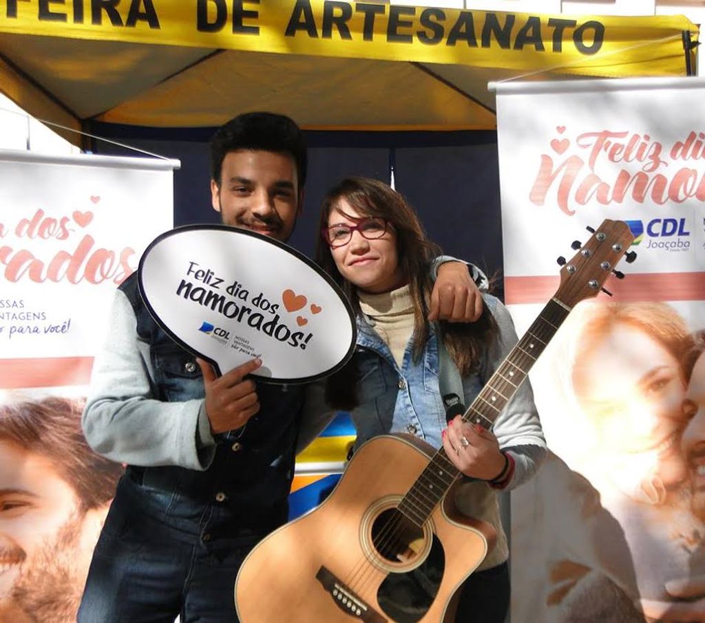 Assista! Apaixonados gravam mensagens no Dia dos Namorados