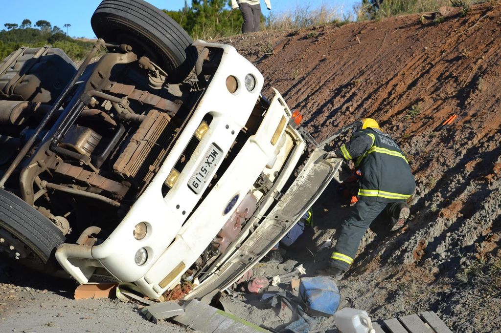 Motorista de caminhão de Joaçaba fica preso as ferragens após acidente na BR-282