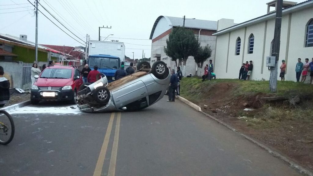 Motorista capota veículo no bairro Rupp em Herval