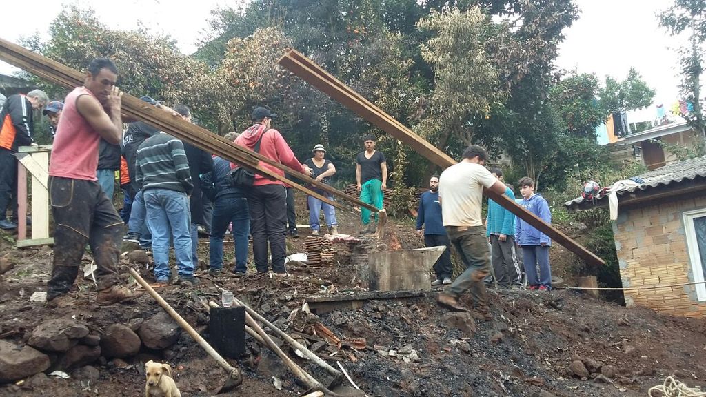 Grupo entrega doações para idosa e neta que perderam tudo em um incêndio