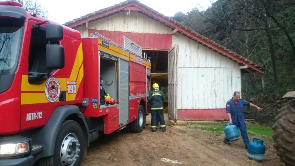 Incêndio é controlado em aviário no interior de Lacerdópolis