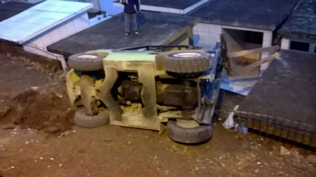 Empilhadeira despenca e cai no pátio do cemitério de Herval