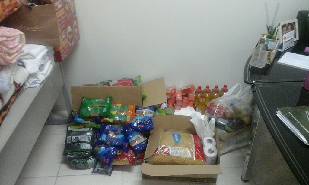 Solidariedade da população beneficia imigrantes com alimentos, agasalhos e cobertores