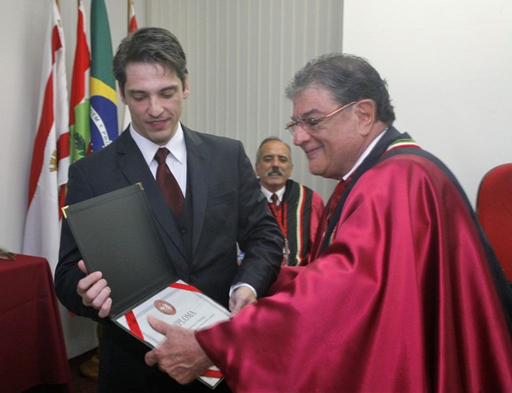 Dr. Walmor Silvestre Dresch Ströher recebe honraria de Mérito Acadêmico