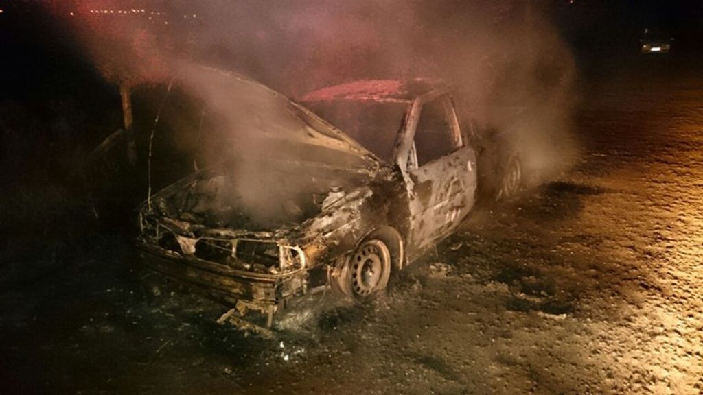 Veículo fica completamente destruído após pegar fogo