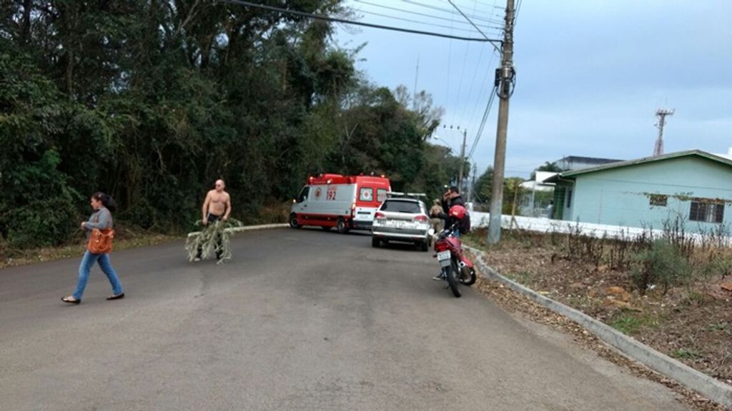 Motocicleta vai parar embaixo de carro em acidente no Nossa Senhora de Lourdes