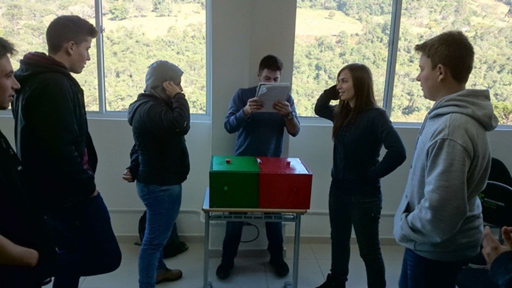 Estudantes do IFC constroem painéis de game show e aprendem conteúdos de forma divertida