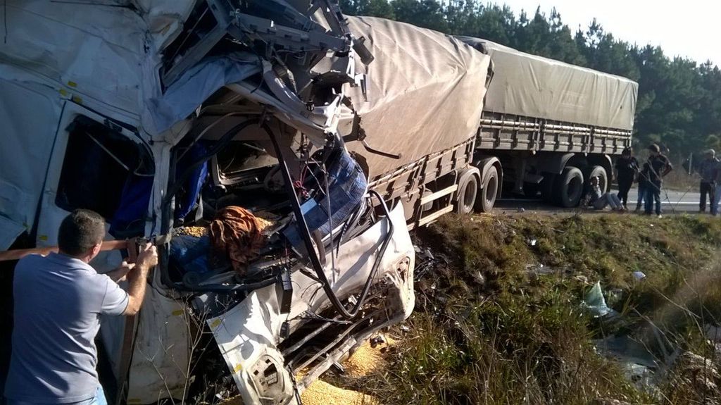 Carretas batem na BR-153 em Irani