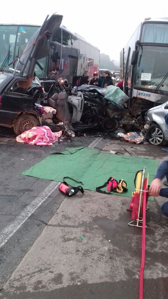 Acidente entre ônibus e mais dois veículos deixa três vítimas fatais na BR-470