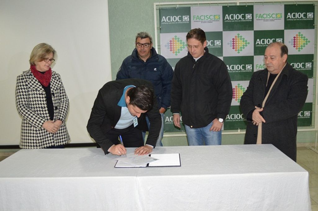 Entregue a ordem de serviço do estudo socioambiental de Joaçaba