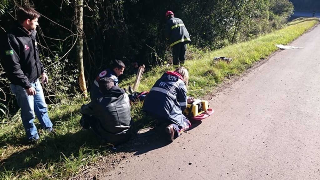 Dois feridos em saída de pista na BR-282