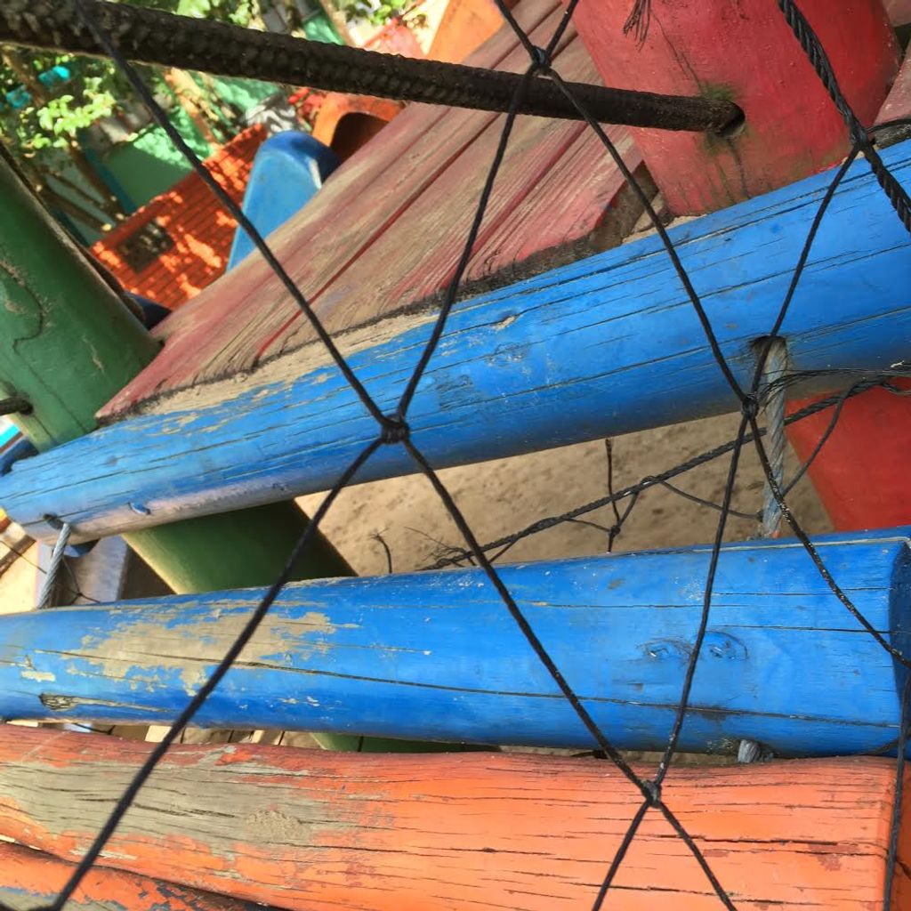 Abandono do parquinho da praça Adolfo Konder é novamente motivo de reclamações
