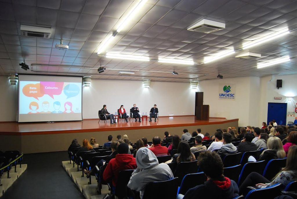 Calouros receberam informações da universidade e de egressos da Unoesc