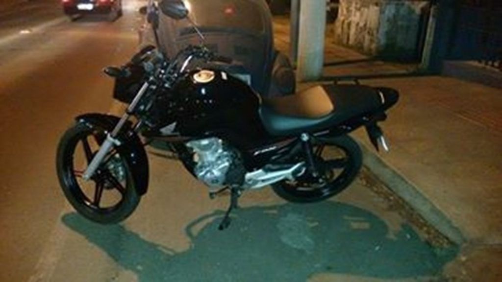 Colisão entre moto e carro na Avenida Santa Terezinha em Joaçaba complica o trânsito