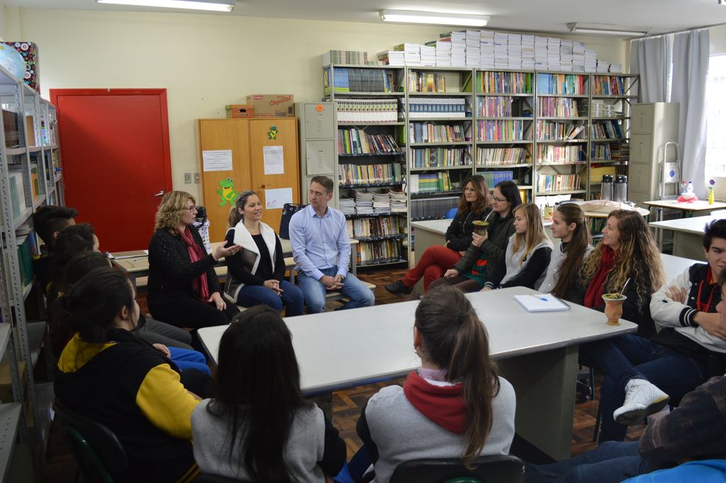 Alunos da Escola Celso Ramos ensinarão português aos imigrantes