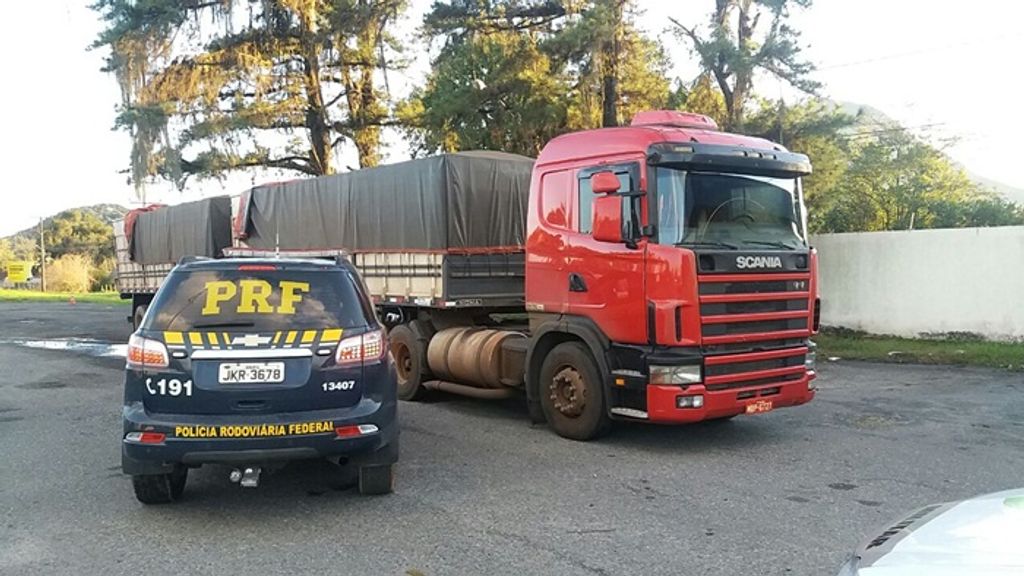 PRF apreende aproximadamente  500 mil maços de cigarros contrabandeados