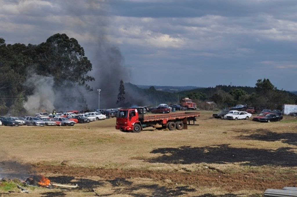 Carros apreendidos são atingidos por incêndio