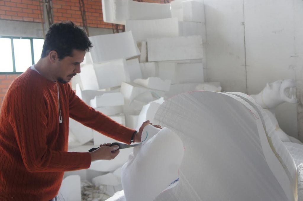 Escultores cariocas trabalham nos barracões da Aliança