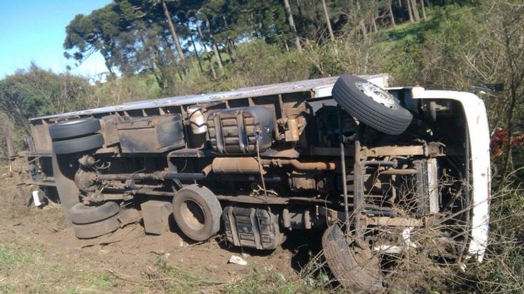 Homem fica ferido após caminhão capotar na BR 153 em Água Doce