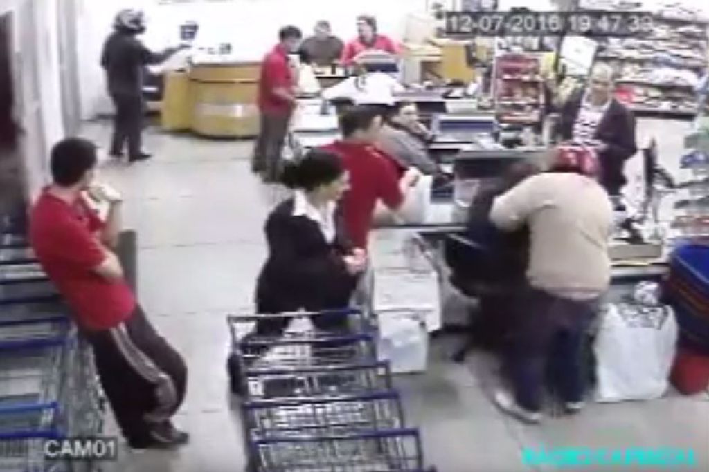 Imagens mostram clientes e funcionários na mira de bandidos durante assalto