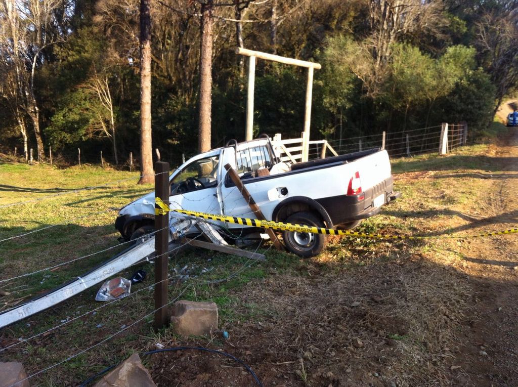 Motorista morre ao bater veículo contra poste