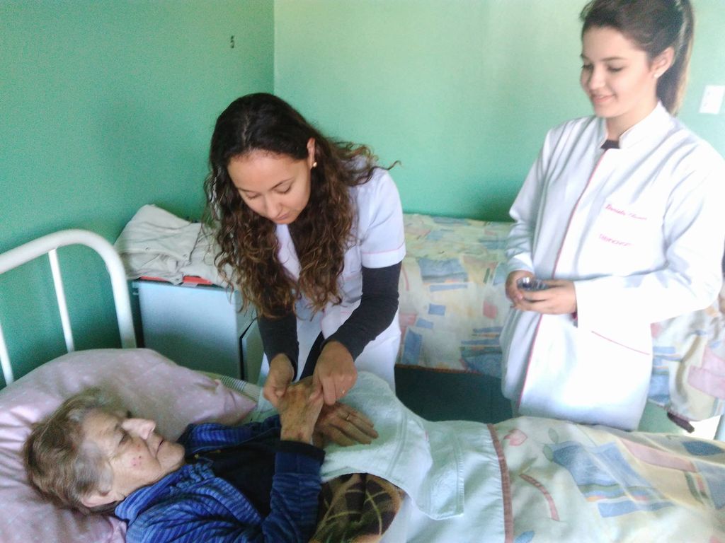 Voluntárias levam carinho para idosos em homenagem ao dia do vovô e da vovó