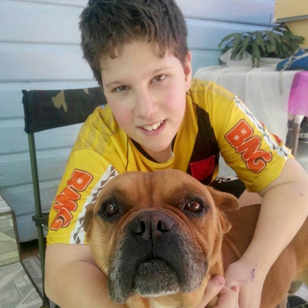 Menino de 13 anos precisa de ajuda para tratar doença que pode lhe deixar cego