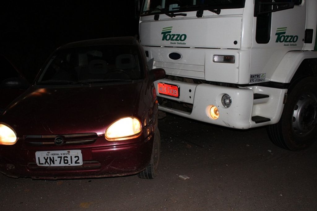 Acidente entre carro e caminhão no trevo de acesso a Herval d’ Oeste