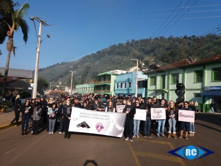 Mobilização pedindo o fim da Violência contra a mulher foi realizada em Capinzal e Ouro