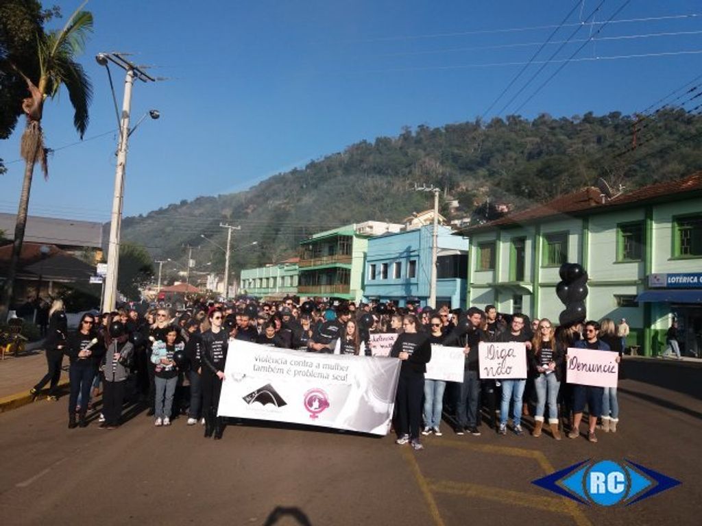 Mobilização pedindo o fim da Violência contra a mulher foi realizada em Capinzal e Ouro