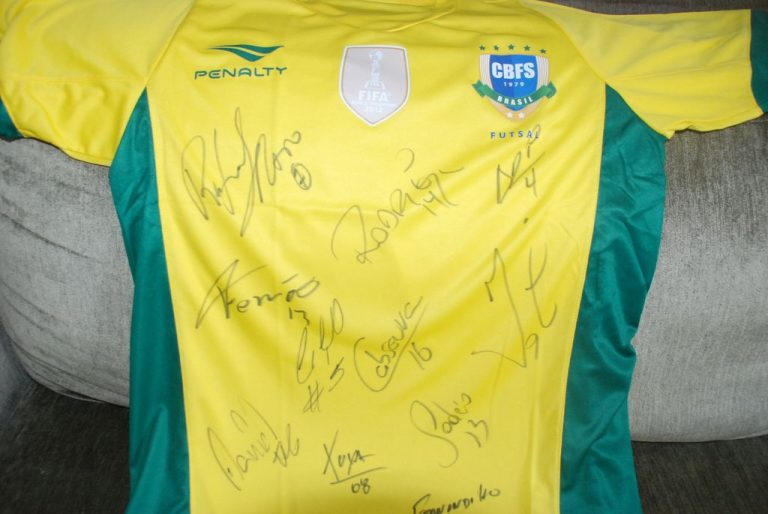 Saiba quem levou a camiseta autografada da Seleção Brasileira de Futsal