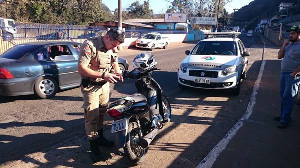 Acidente na Caetano Branco deixa motociclista ferida