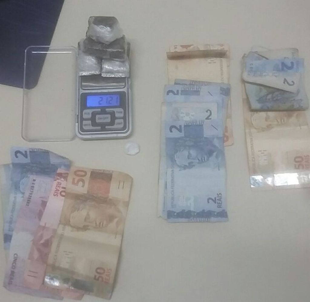 Operação policial resulta na prisão de três por suspeita de tráfico de drogas