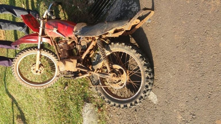 Adolescente de 13 anos é flagrado pilotando uma moto e por pouco não atropela policial na fuga