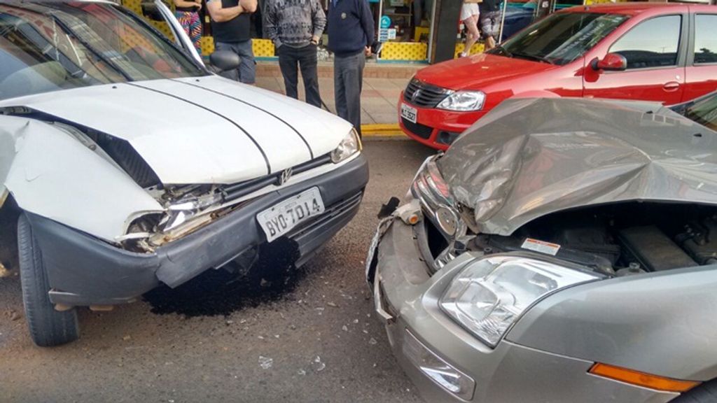 Colisão envolve dois carros na Avenida XV de Novembro