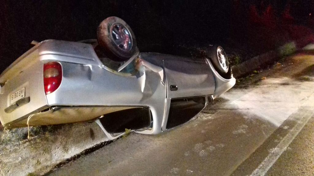 Caminhonete de Joaçaba tomba na BR-282 e  motorista não é encontrado