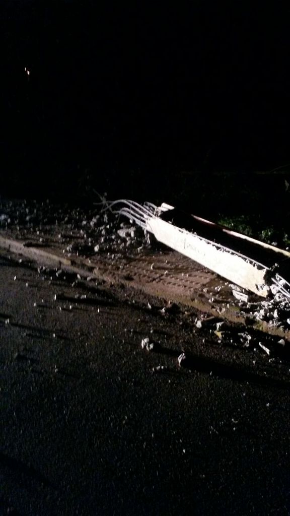 Motorista derruba poste e deixa bairros sem energia em Herval