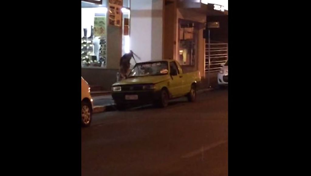 Vídeo – Mulher enfurecida depreda veículo no Centro de Joaçaba
