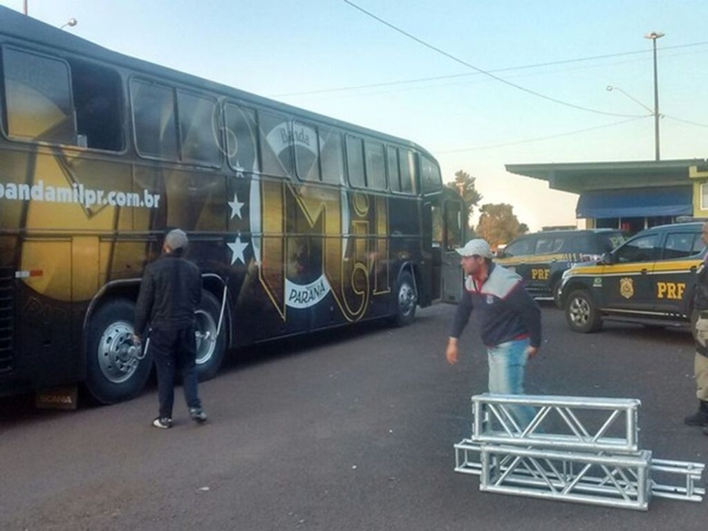 Banda que faria shows em SC é detida pela PRF com 1,4 tonelada de maconha dentro de ônibus