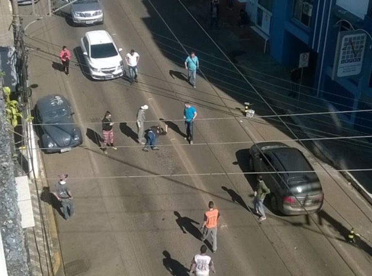 Motociclista fica ferido em acidente na Avenida Santa Terezinha