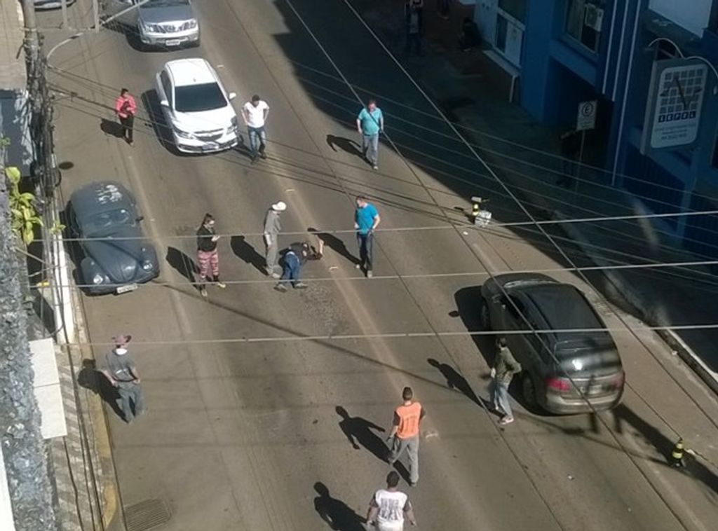 Motociclista fica ferido em acidente na Avenida Santa Terezinha