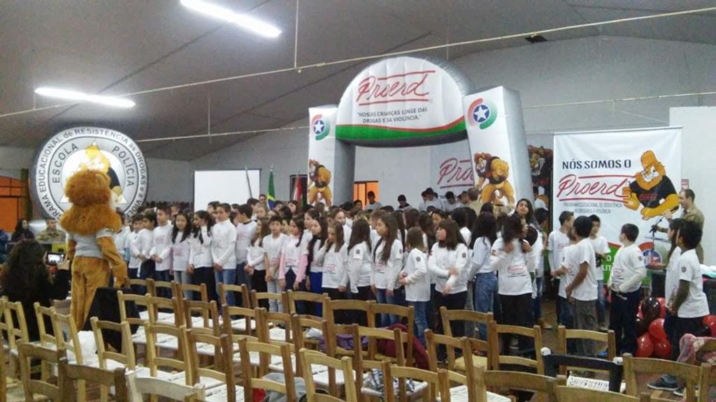 Alunos da rede municipal de ensino de Catanduvas participaram da formatura do Proerd