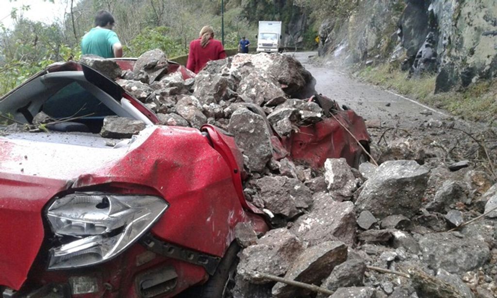 Deslizamento atinge veículo na Serra do Rio do Rastro