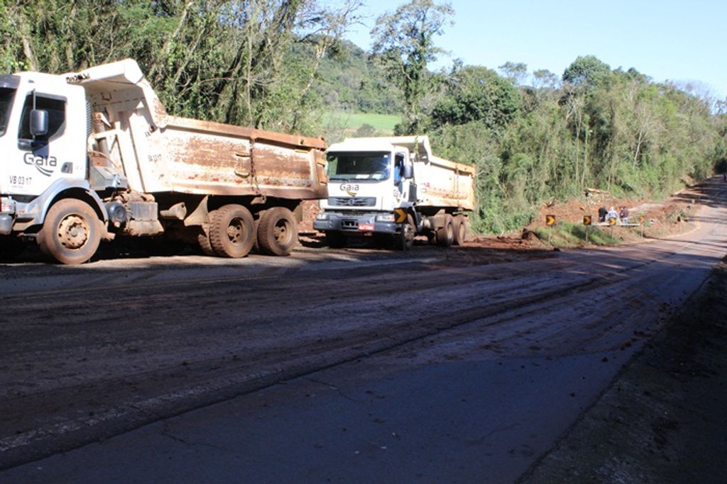 Trecho desmoronado na SC 150 entre Joaçaba e Lacerdópolis está sendo recuperado
