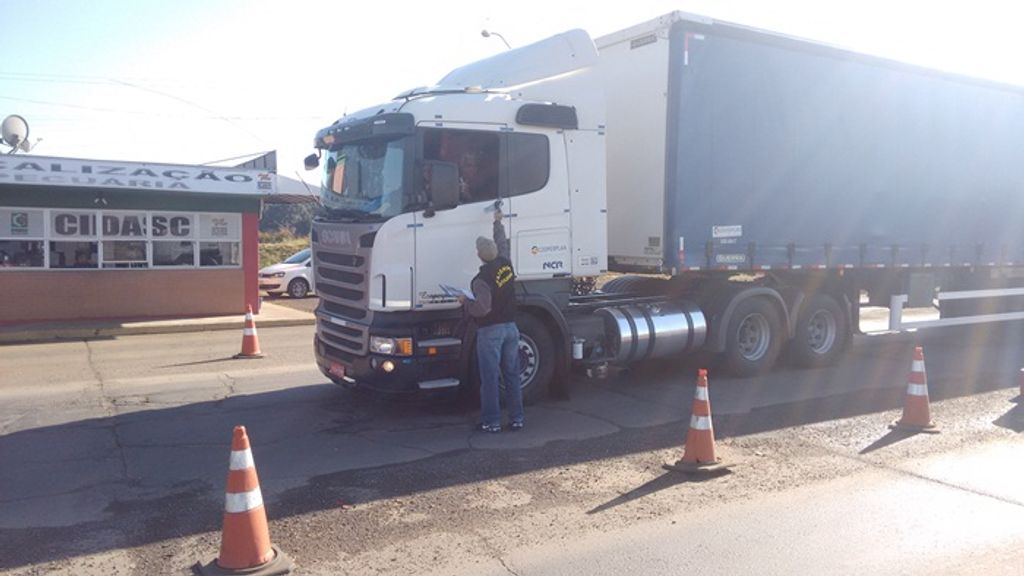 Ammoc realizou blitz de orientação aos motoristas transportadores de carga sobre o Programa Com Nota Fiscal Vai Legal