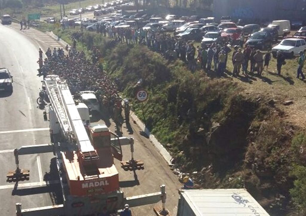 Multidão é impedida de saquear carga de carreta que tombou na BR 282