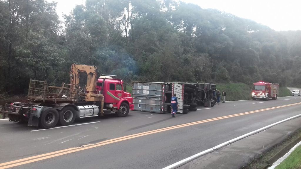 Carreta tomba na BR 282 em Vargem Bonita